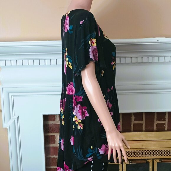 Torrid Floral Gauze Babydoll Top 2 Short Sleeve Keyhole Front Black Pink Tunic - Picture 2 of 7